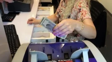 استقرار الدولار الأمريكي يحدد سعره في البنوك اليوم